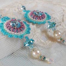 BO Beauty Alicia Blue brodées avec des cristaux de Swarovski, des perles rondes nacrées et des rocailles Miyuki